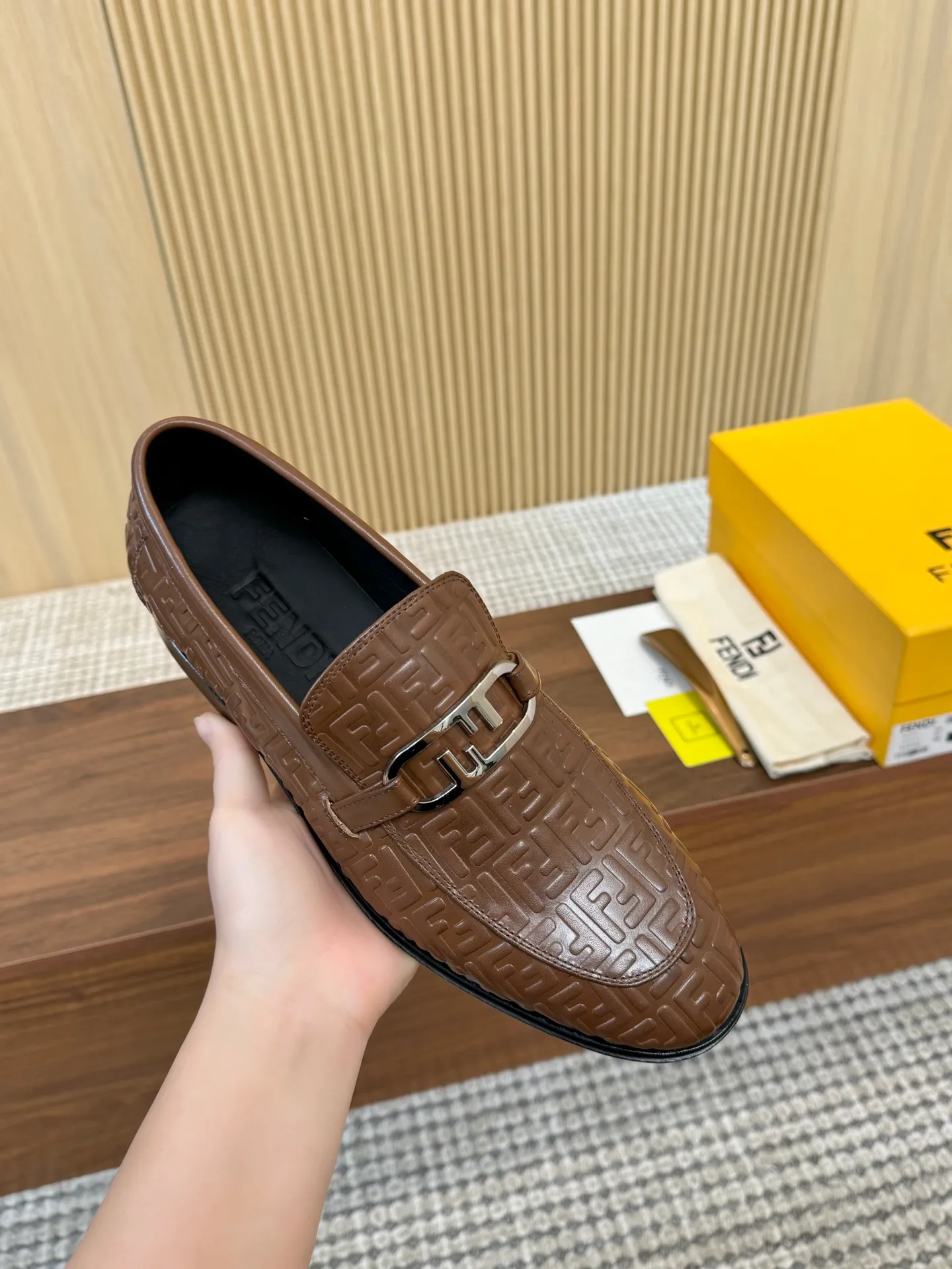 [FENDI] Top P: 980💰 ▪️Size: Men's 39-44. (Customized at 38.45.46) Fendi men's business casual leather shoes Imported brand cloth/calfskin/open edge beads/brand logo printing -Inside: Comfortable cowhide lining -Outsole: Genuine leather outsole with rubber backing embedded in the heel, perfect injection molding -Ultra-high quality control·Fine workmanship: highlighted (high-end·luxury·grade)